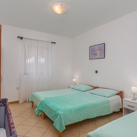 Amazing apartment in Omisalj with 2 Bedrooms&WiFi Buitenkant foto