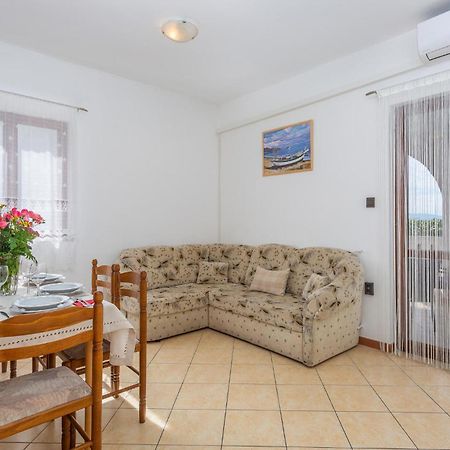 Amazing apartment in Omisalj with 2 Bedrooms&WiFi Buitenkant foto