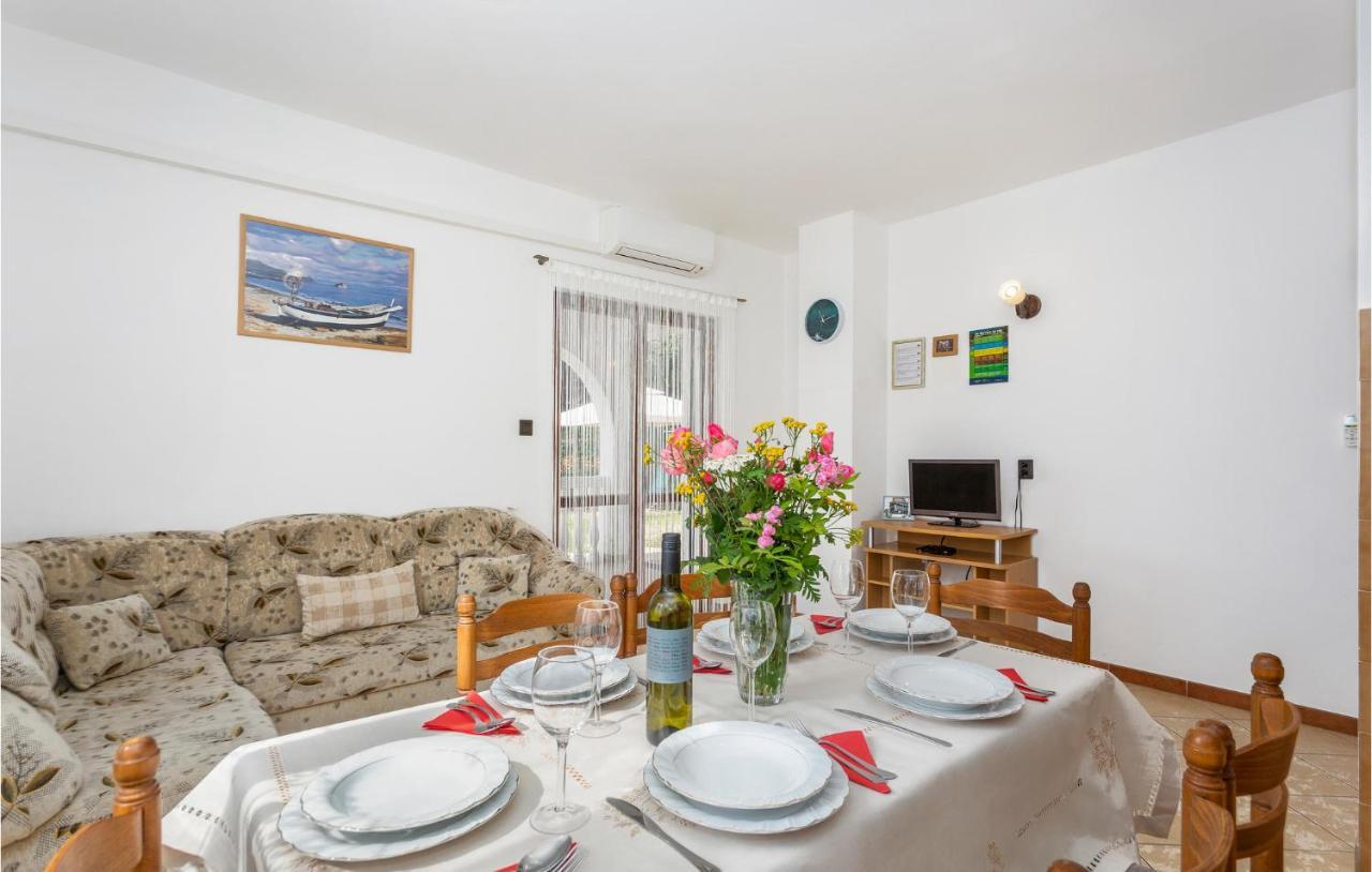 Amazing apartment in Omisalj with 2 Bedrooms&WiFi Buitenkant foto