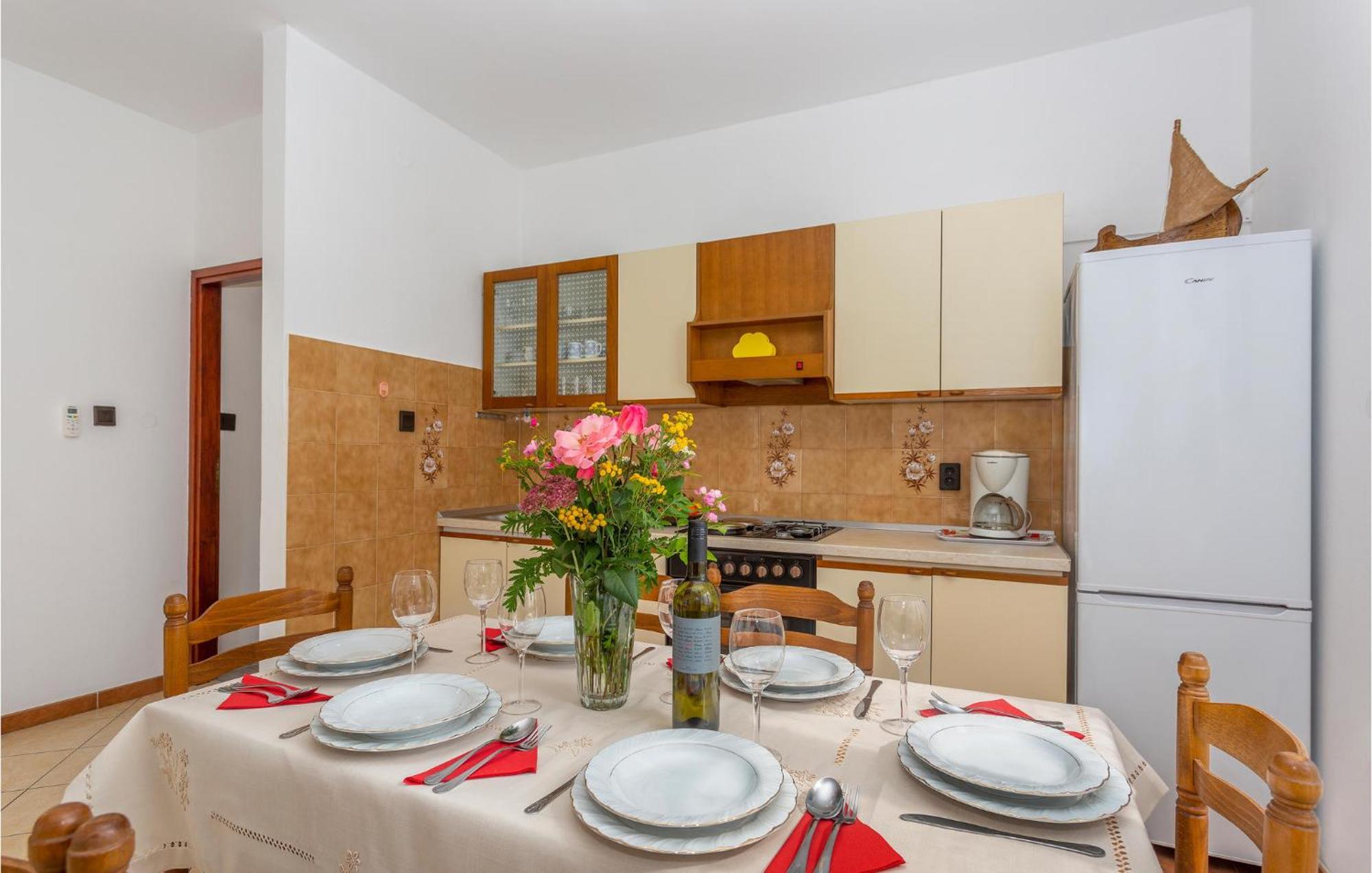 Amazing apartment in Omisalj with 2 Bedrooms&WiFi Buitenkant foto