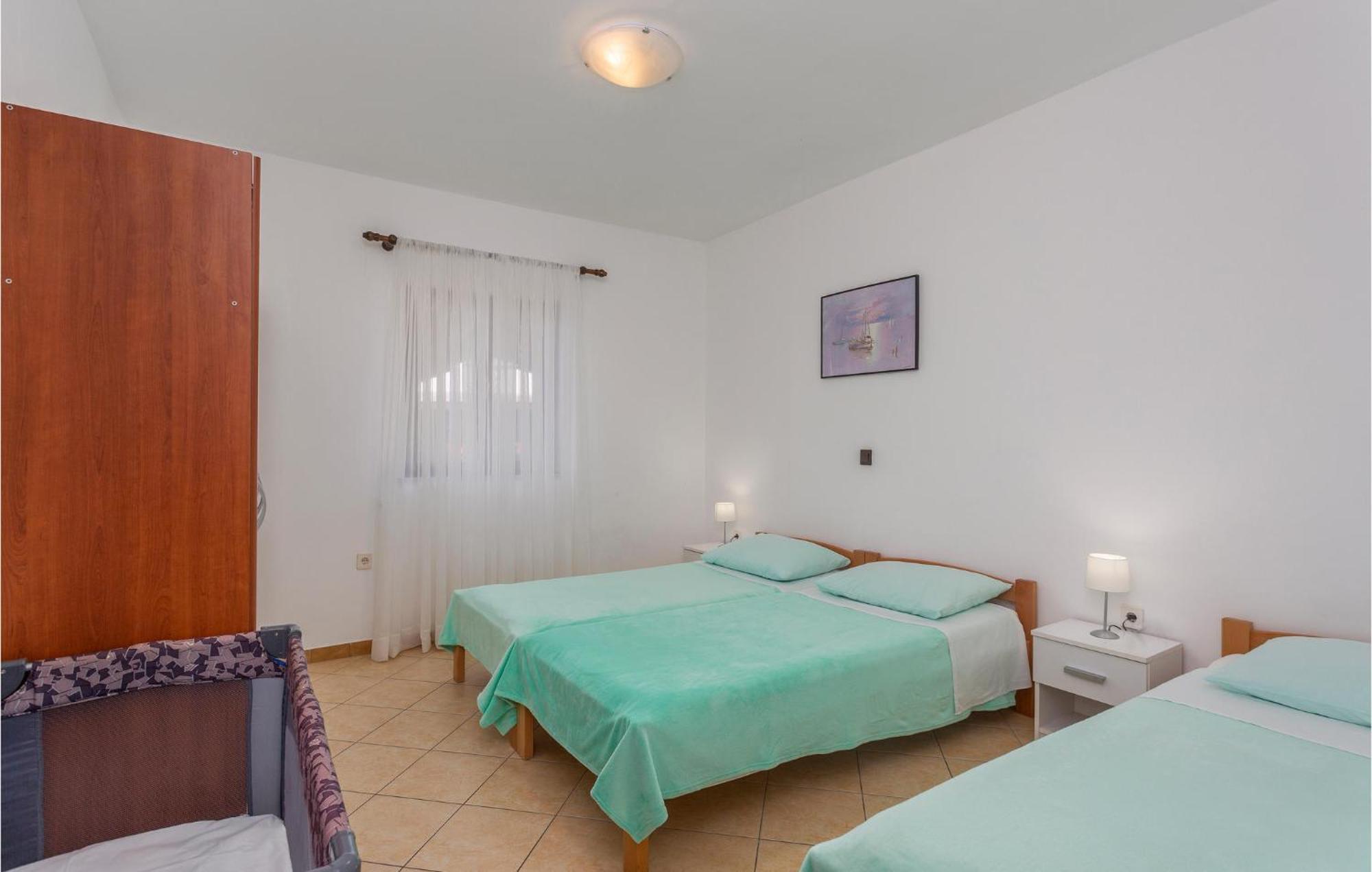 Amazing apartment in Omisalj with 2 Bedrooms&WiFi Buitenkant foto